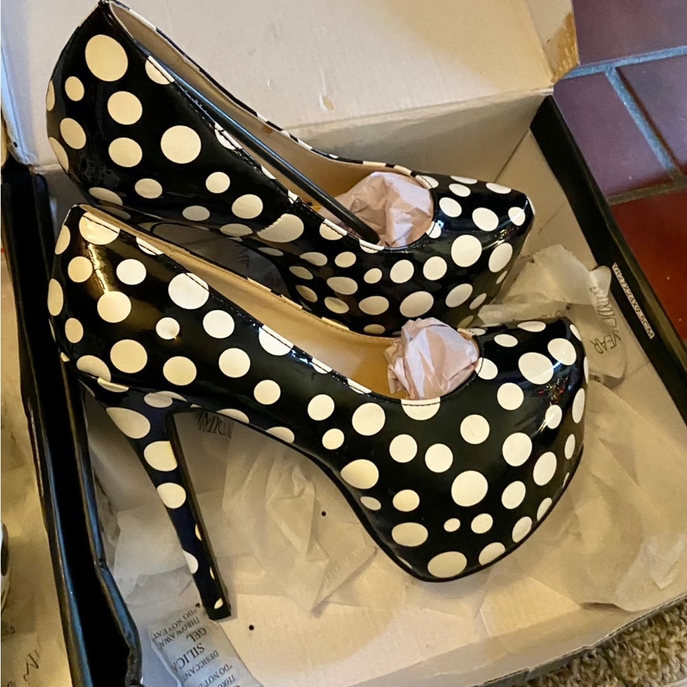 ELLA HEELS 6.5 black with white polka dots mint condition